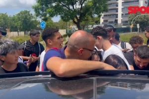 开云体育-亲和力！孔德耐心为球迷签名+合影，停留超过10分钟