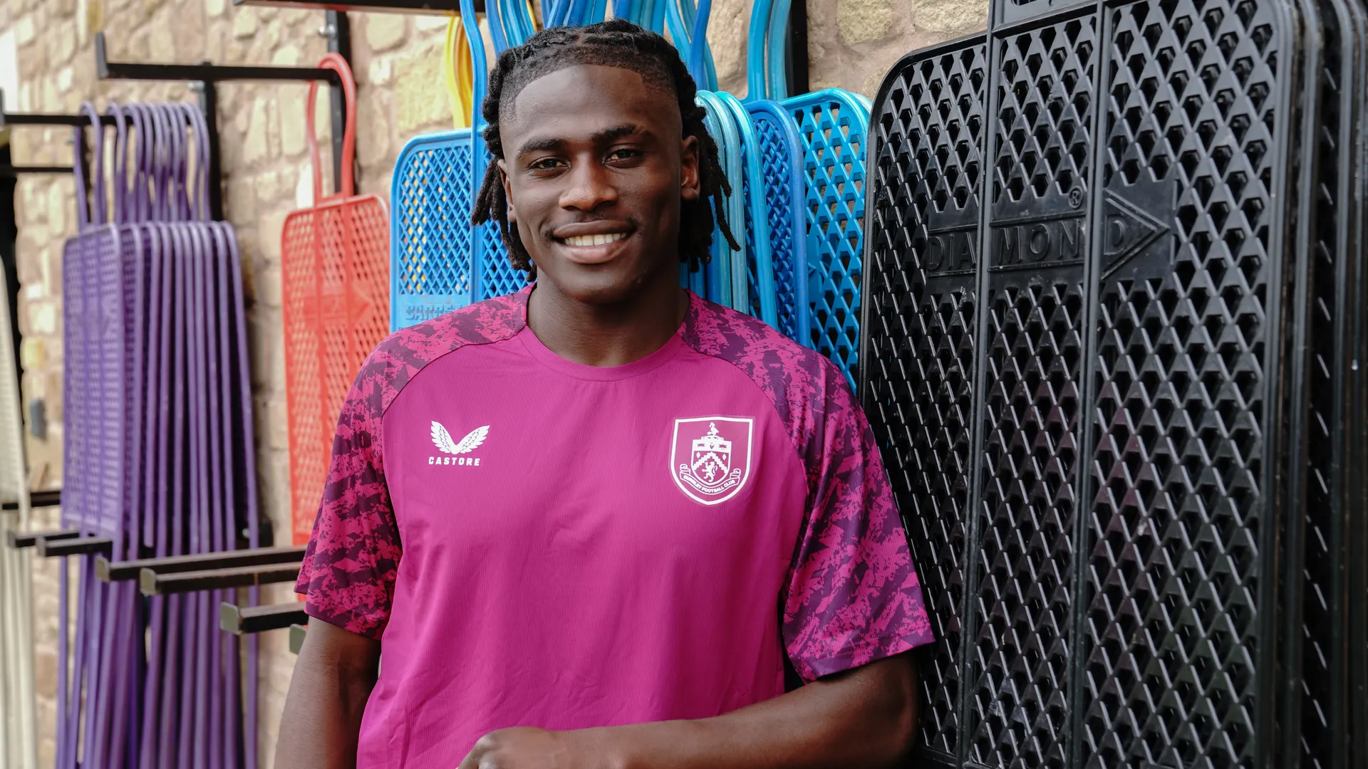 开云娱乐-官方：伯恩利签下拉齐奥21岁边锋乔纳，双方签约4年