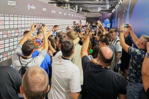 kaiyun-这就是人气！东契奇赛后接受采访 混合采访区被围得水泄不通